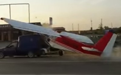 Τρακάρισμα αεροπλάνου με… αυτοκίνητο στη Ρωσία (video)