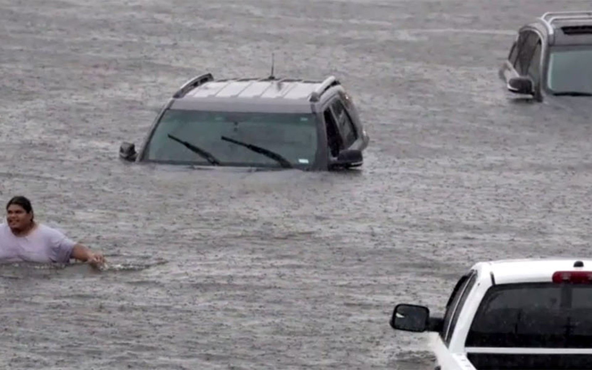 60 ζωές χάθηκαν και πάνω από 1 εκατ. οχήματα είχαν ζημιές