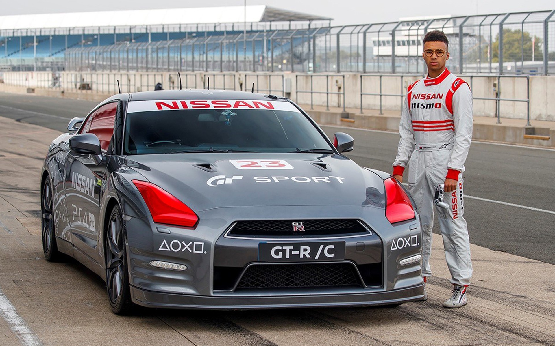 Οδήγηση ενός Nissan GT-R μέσω χειριστηρίου Playstation (vid)