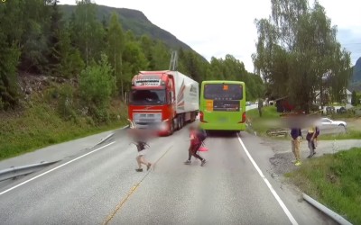 Αντανακλαστικά και συστήματα ασφαλείας σώζουν… και παιδιά! (vid)