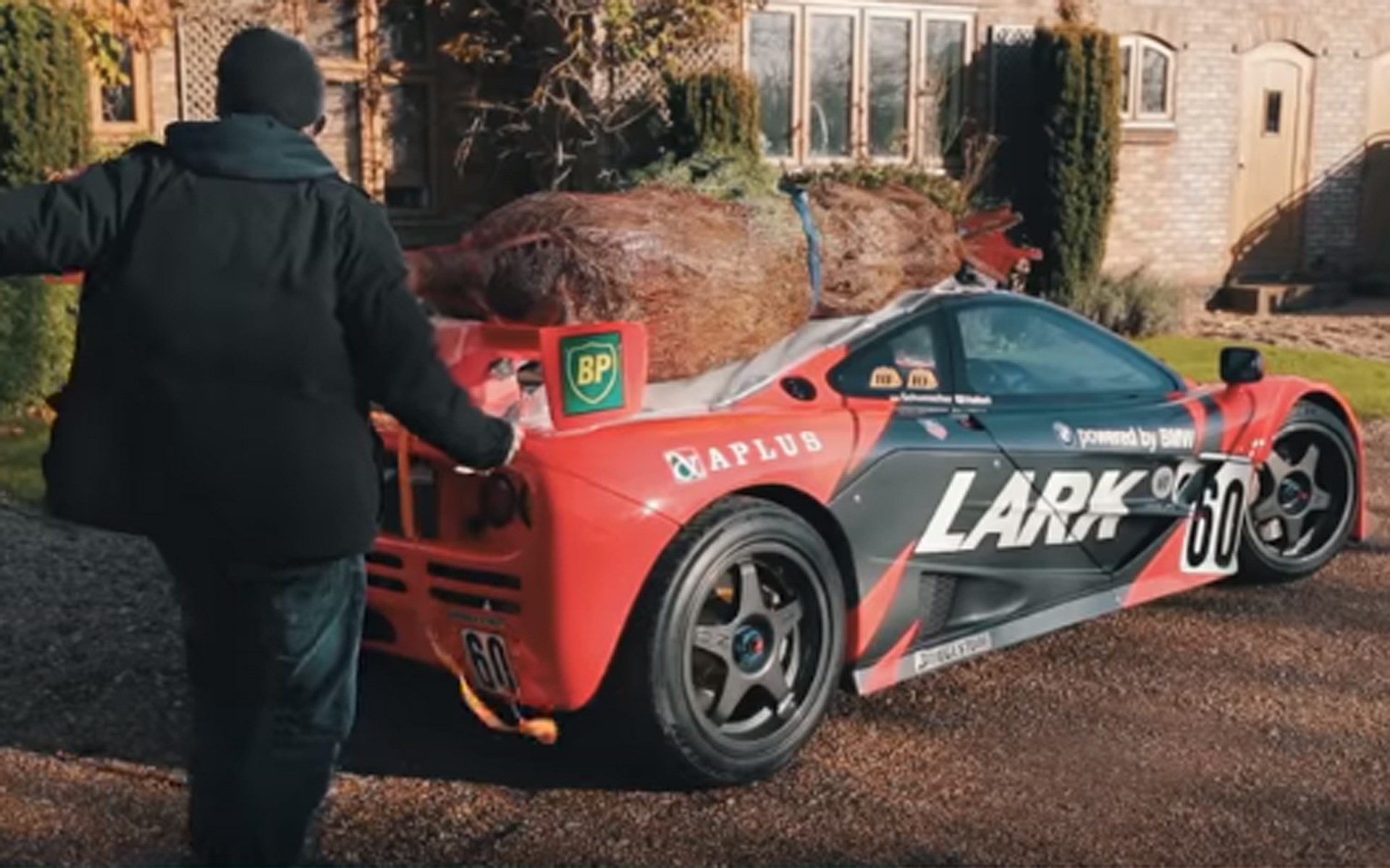 Έτσι μεταφέρεις ένα χριστουγεννιάτικο δέντρο με σπάνια McLaren; (video)