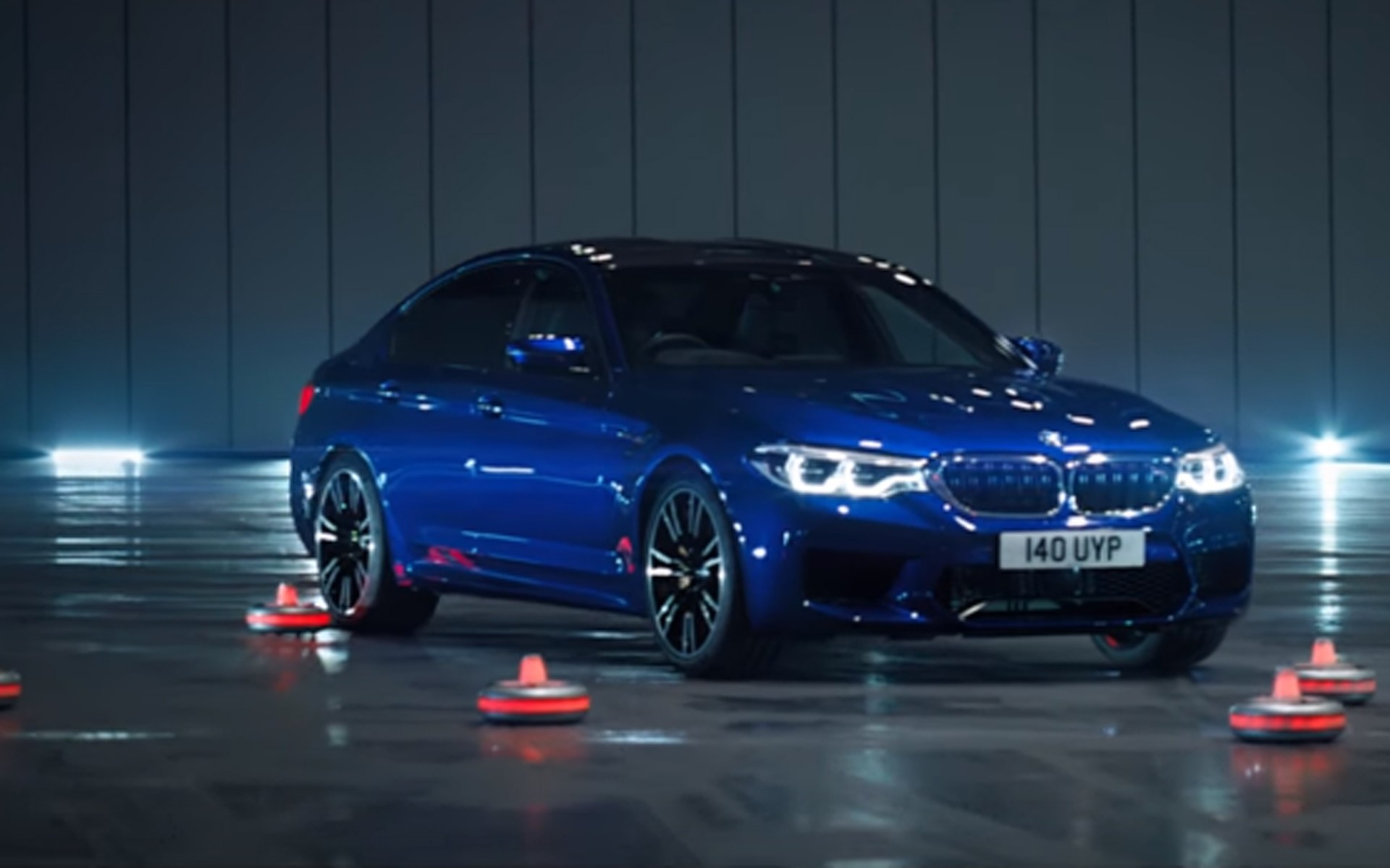 «Ζωντανές» κορίνες προκαλούν τη νέα BMW M5 (video)