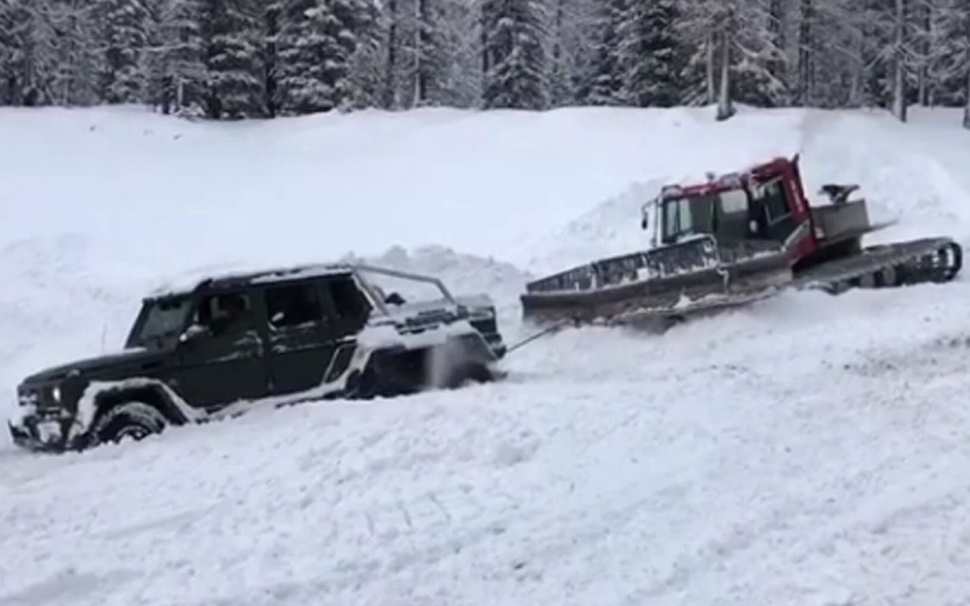 «Κόλλησε» η 6τροχη Mercedes-AMG G63; (video)