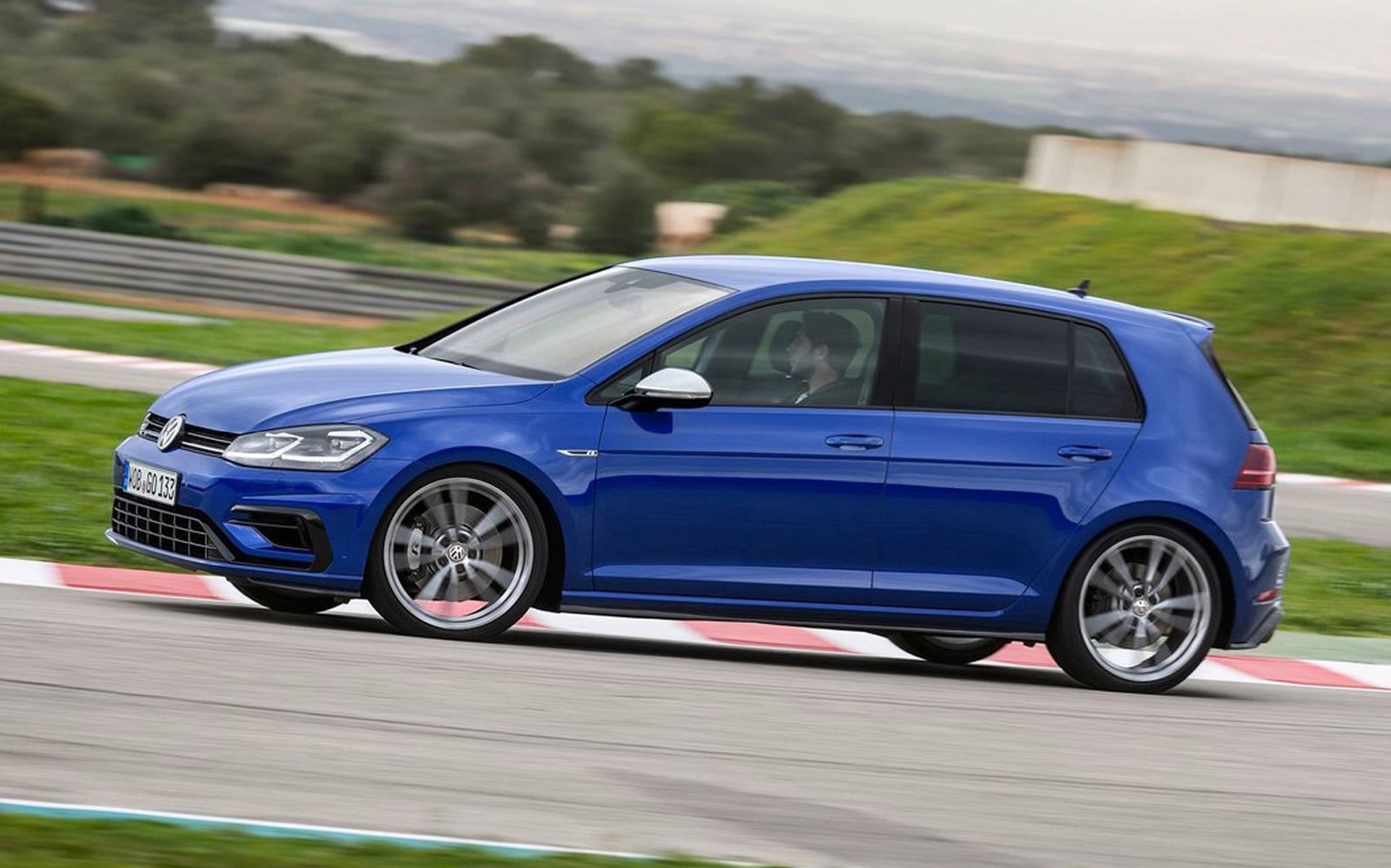 Έχει γκαράζ με supercars και οδηγεί ένα Golf R (video)