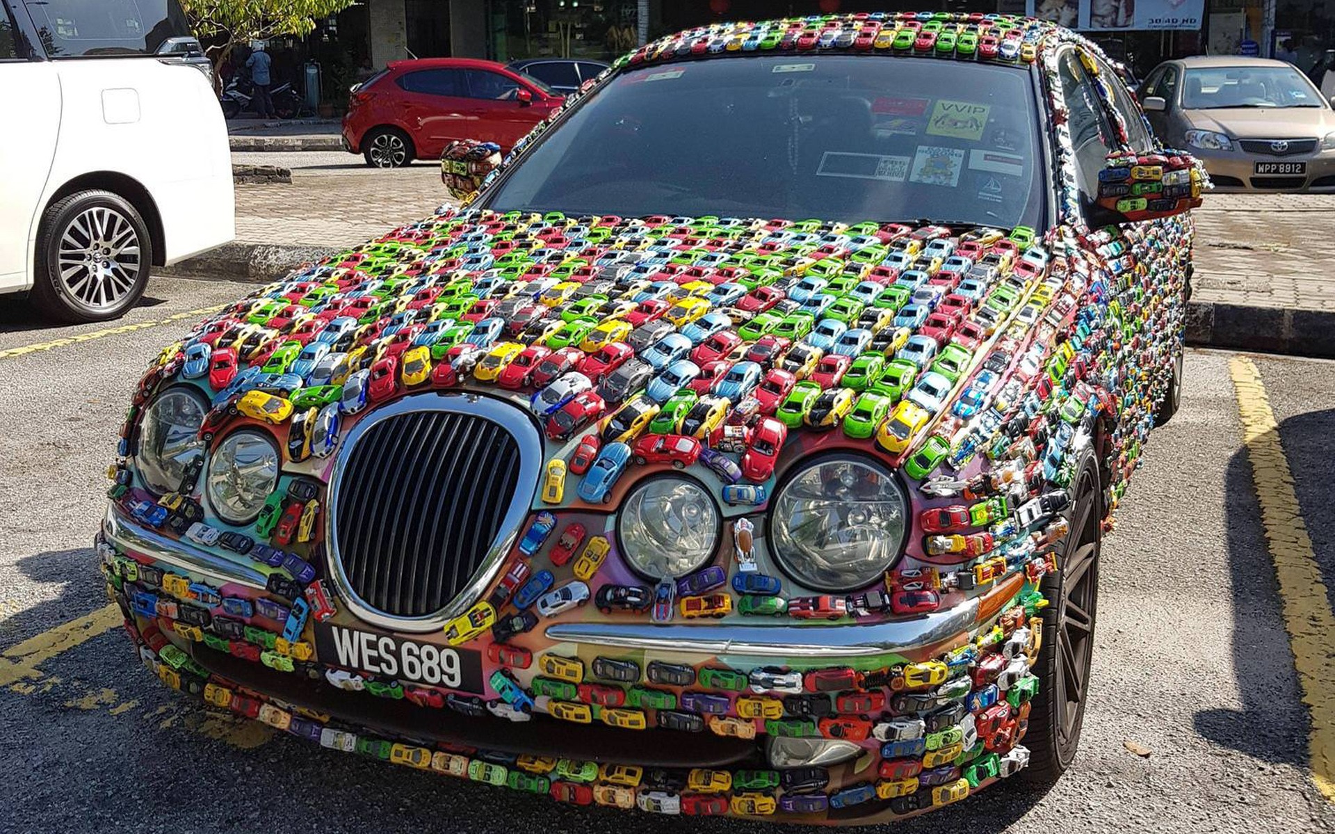 1.000 αυτοκινητάκια πάνω σε μια Jaguar S-Type