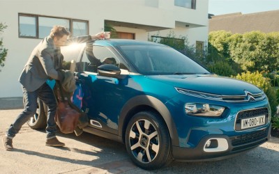 Έχετε ξεχάσει ποτέ καφέ πάνω στο αυτοκίνητο; (vid)