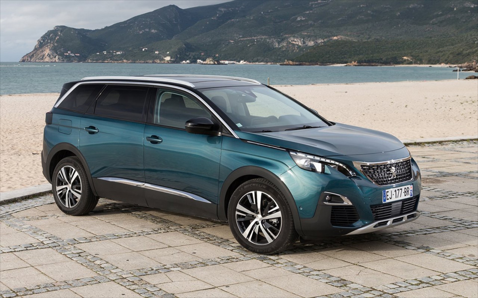 Τα Peugeot 5008 και Traveller VIP στην έκθεση East Med Yacht Show