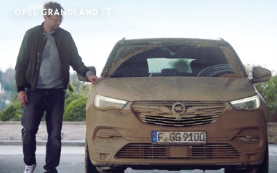 Ο προπονητής της Λίβερπουλ σε νέες περιπέτειες με τα Opel SUV (vid)