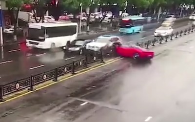Φεύγει από την αντιπροσωπεία Ferrari και… ΜΠΑΜ! (video)