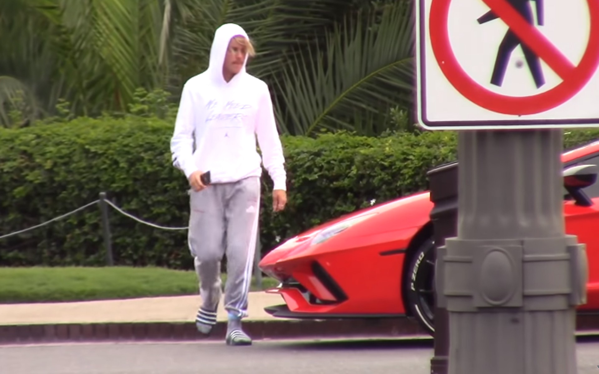 O Justin Bieber παραλαμβάνει το νέο του αυτοκίνητο (video)