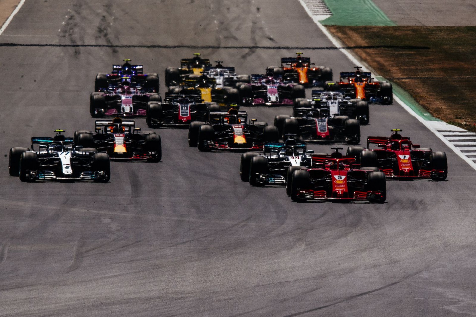 F1: Μαλλιοκούβαρα Mercedes και Ferrari