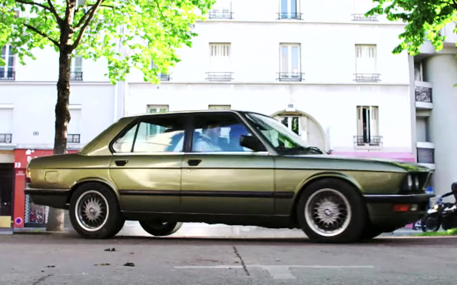 Ο Tom Cruise δεν οδηγεί μόνο την πρώτη BMW M5 (video)