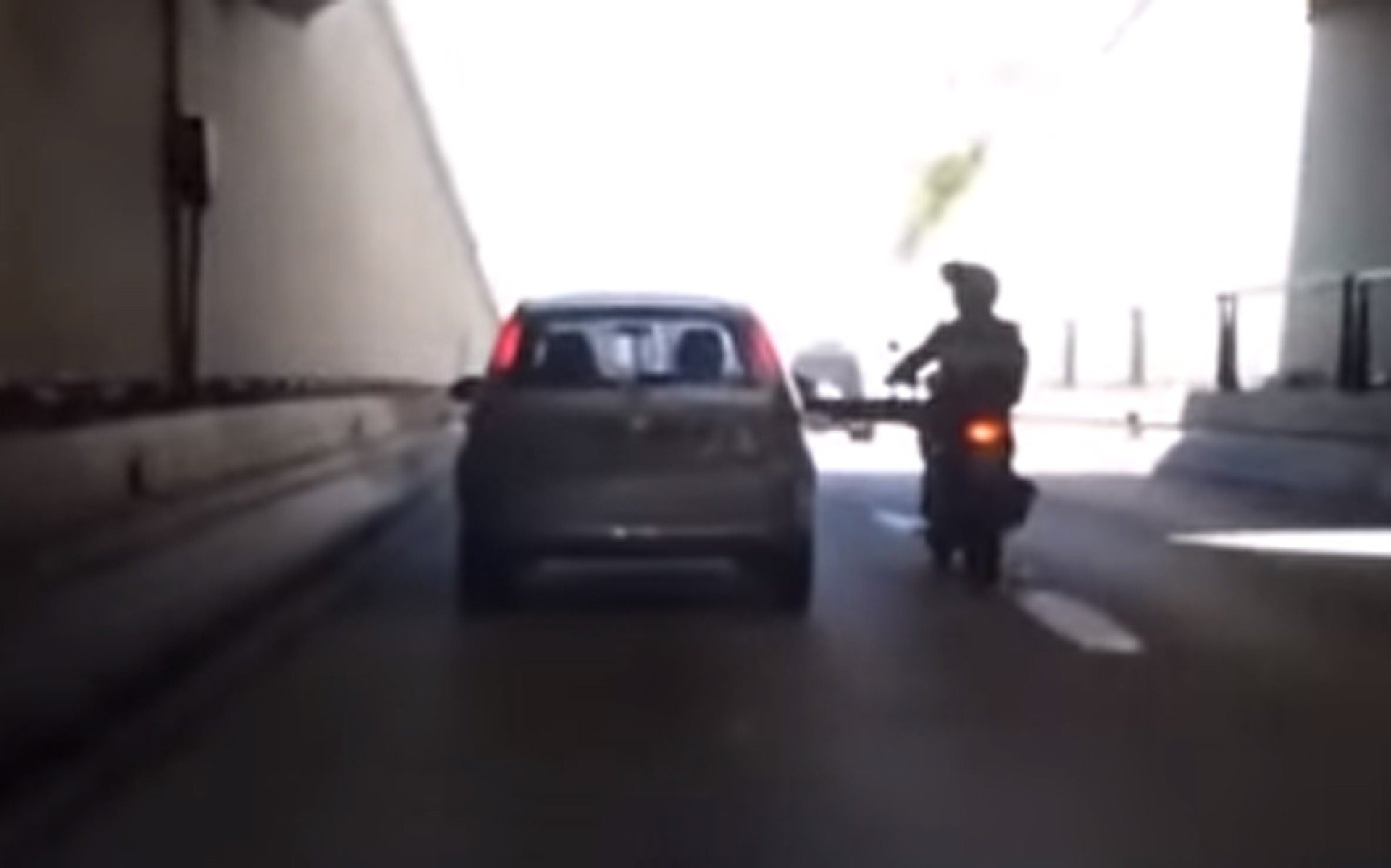 Μοτοσικλετιστής κλοτσάει αυτοκίνητο… εν κινήσει! (video)