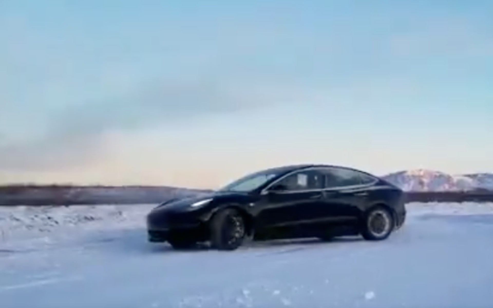 To “δυνατό” Tesla Model 3 στην… Αλάσκα (vid)