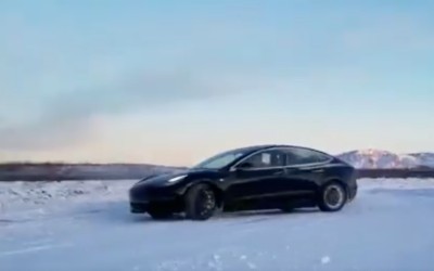 To “δυνατό” Tesla Model 3 στην… Αλάσκα (vid)