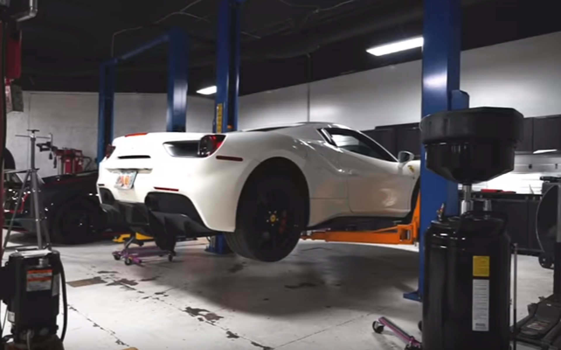 Κάνε μόνος σου αλλαγή λαδιών σε Ferrari 488 Spider (video)