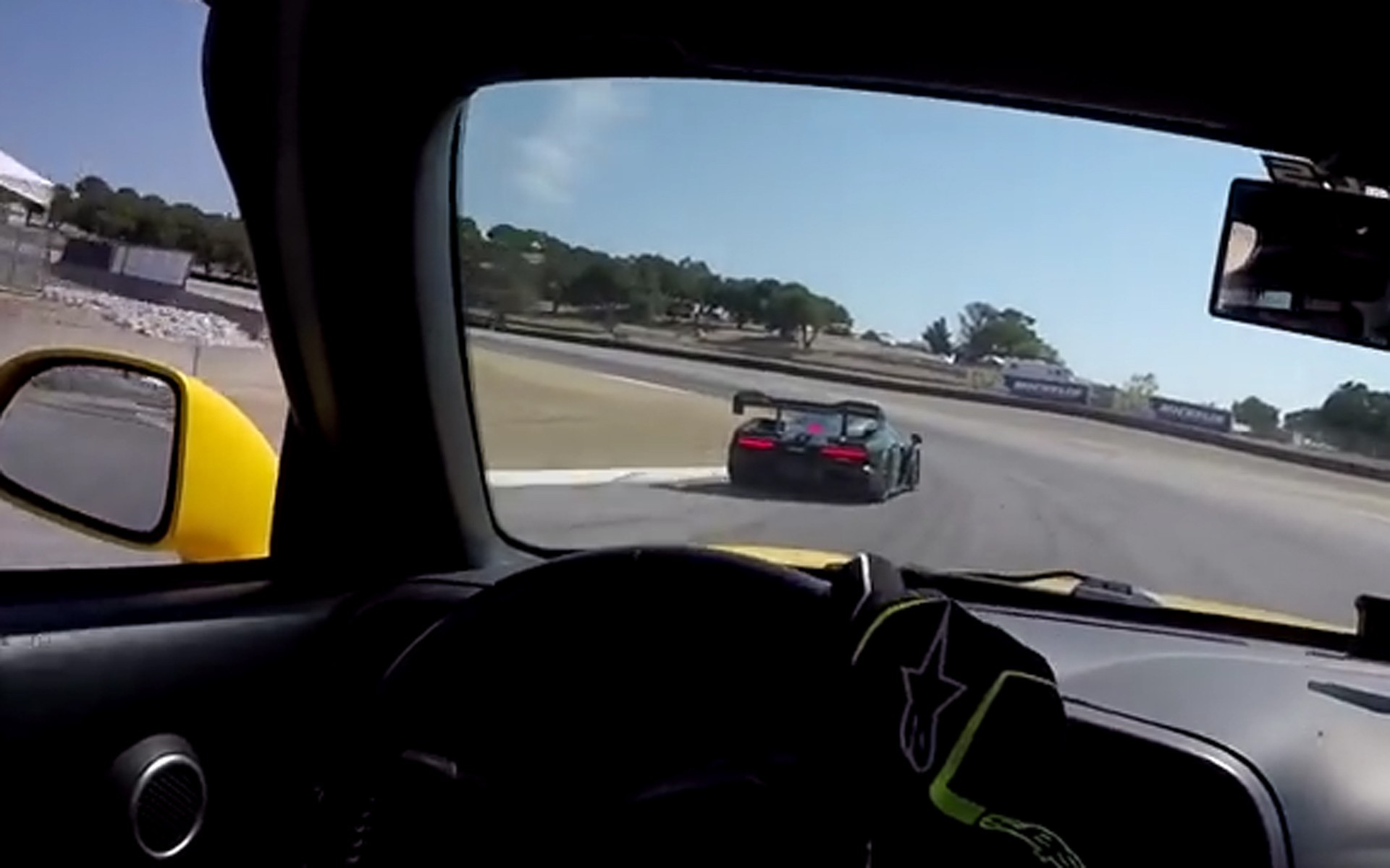 Πραγματικά νόμιζε ότι προσπέρασε τη McLaren Senna; (video)