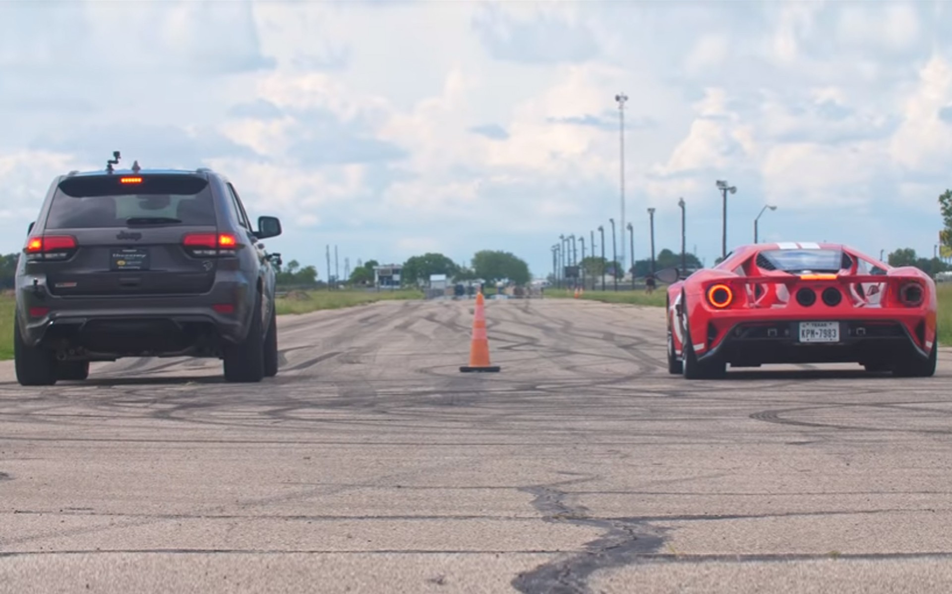 Supercar εναντίον 2,5 τόνων Jeep (video)