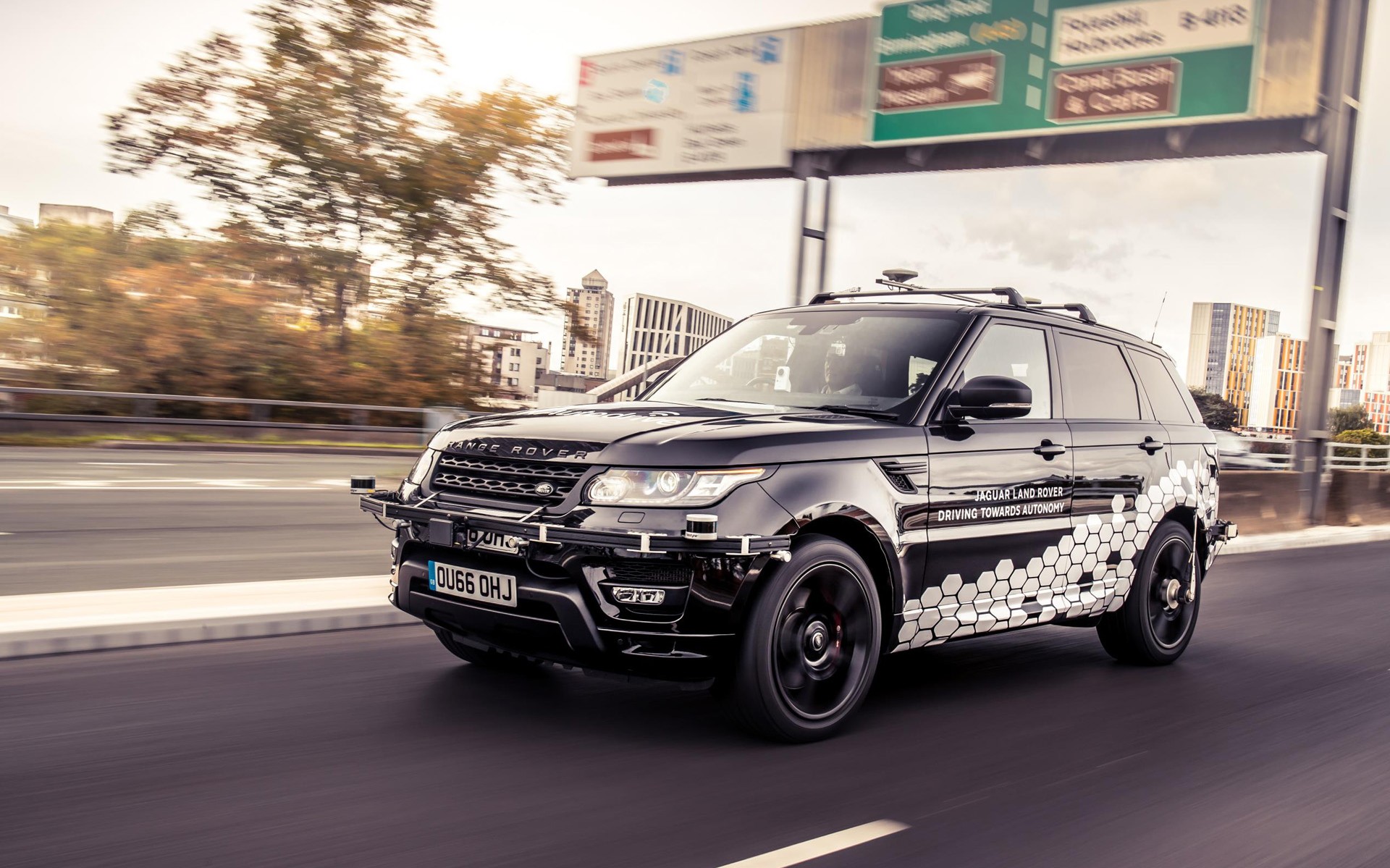 Το αυτόνομο Range Rover κάνει βόλτες στην Αγγλία (vid)