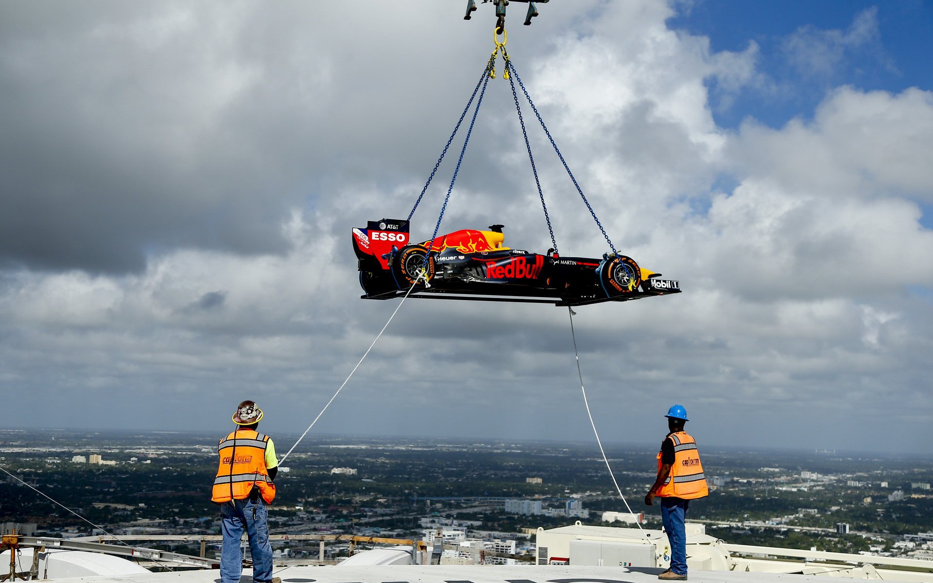 Έκανε “donuts” επάνω σε ουρανοξύστη (video)