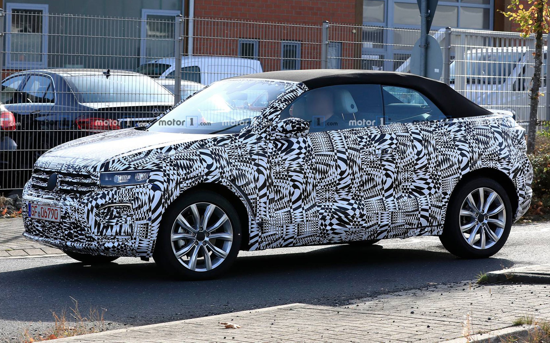 Volkswagen T-ROC Cabrio: Μια ενδιαφέρουσα εμφάνιση (video)