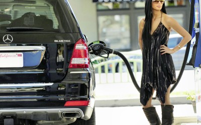 Διεθνείς αστέρες οδηγούν οικολογικές Mercedes