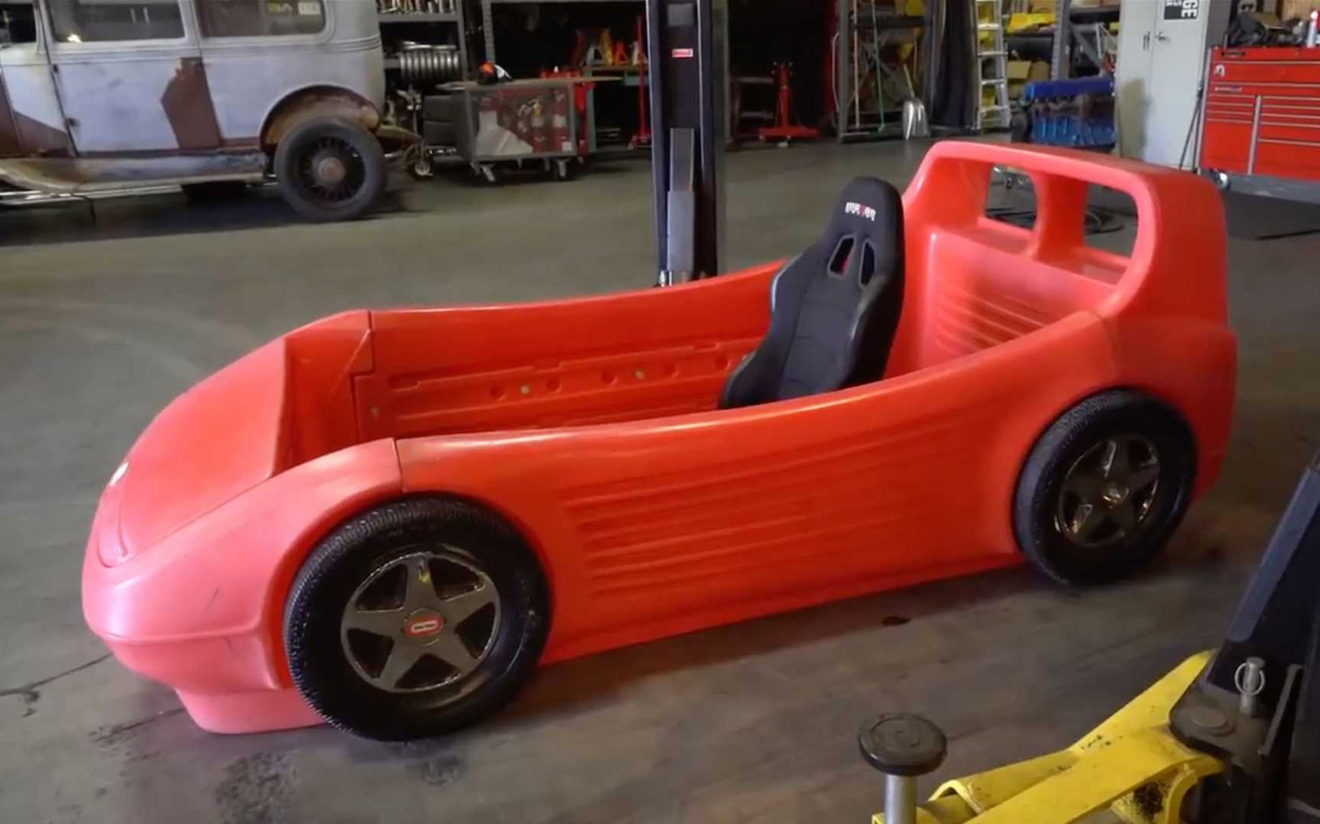 «Κρεβάτι» που έγινε… κανονικό αυτοκίνητο (video)