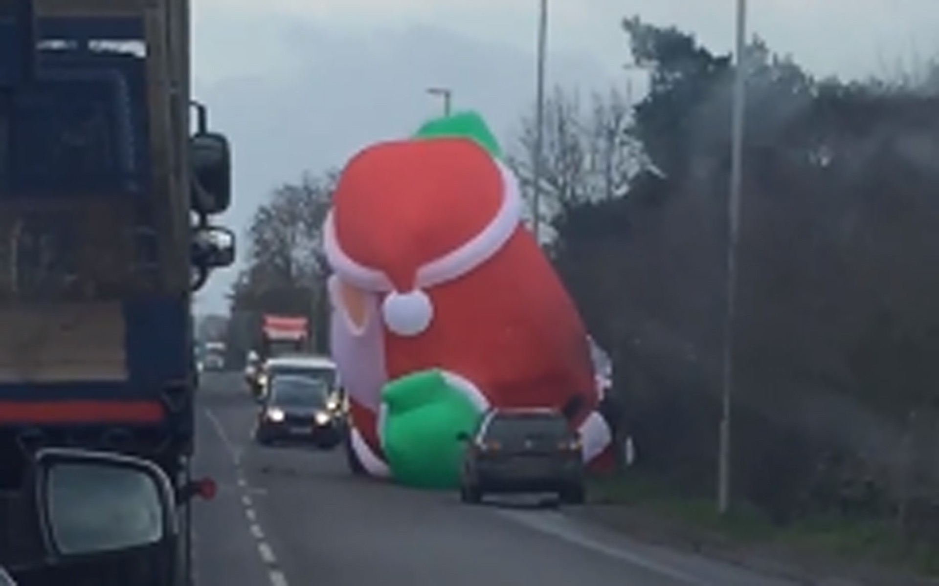 Ο Αγ. Βασίλης «κόλλησε»… στην κίνηση (video)