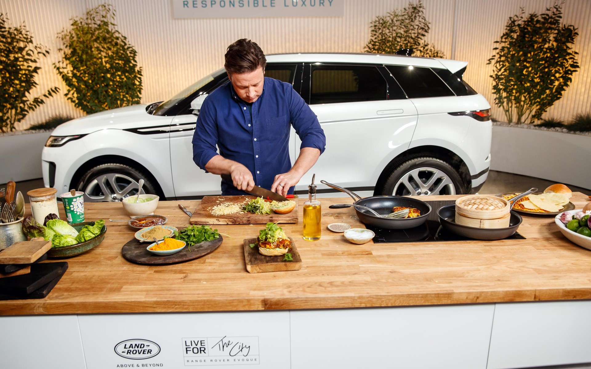 Από το μαχαίρι... στο τιμόνι του νέου Range Rover Evoque ο Jamie Oliver (vid)