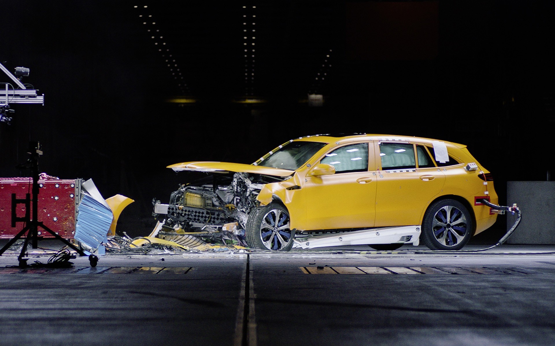 Πώς γίνεται crash test σε ένα ηλεκτρικό αυτοκίνητο; (vid)