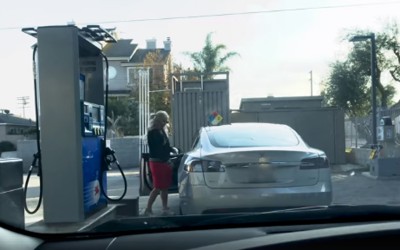 Ποιος βάζει βενζίνη σε… Tesla; (video)