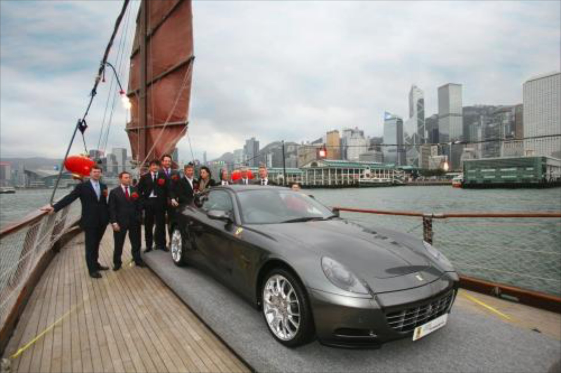 Οι κινέζες αγοράζουν Ferrari