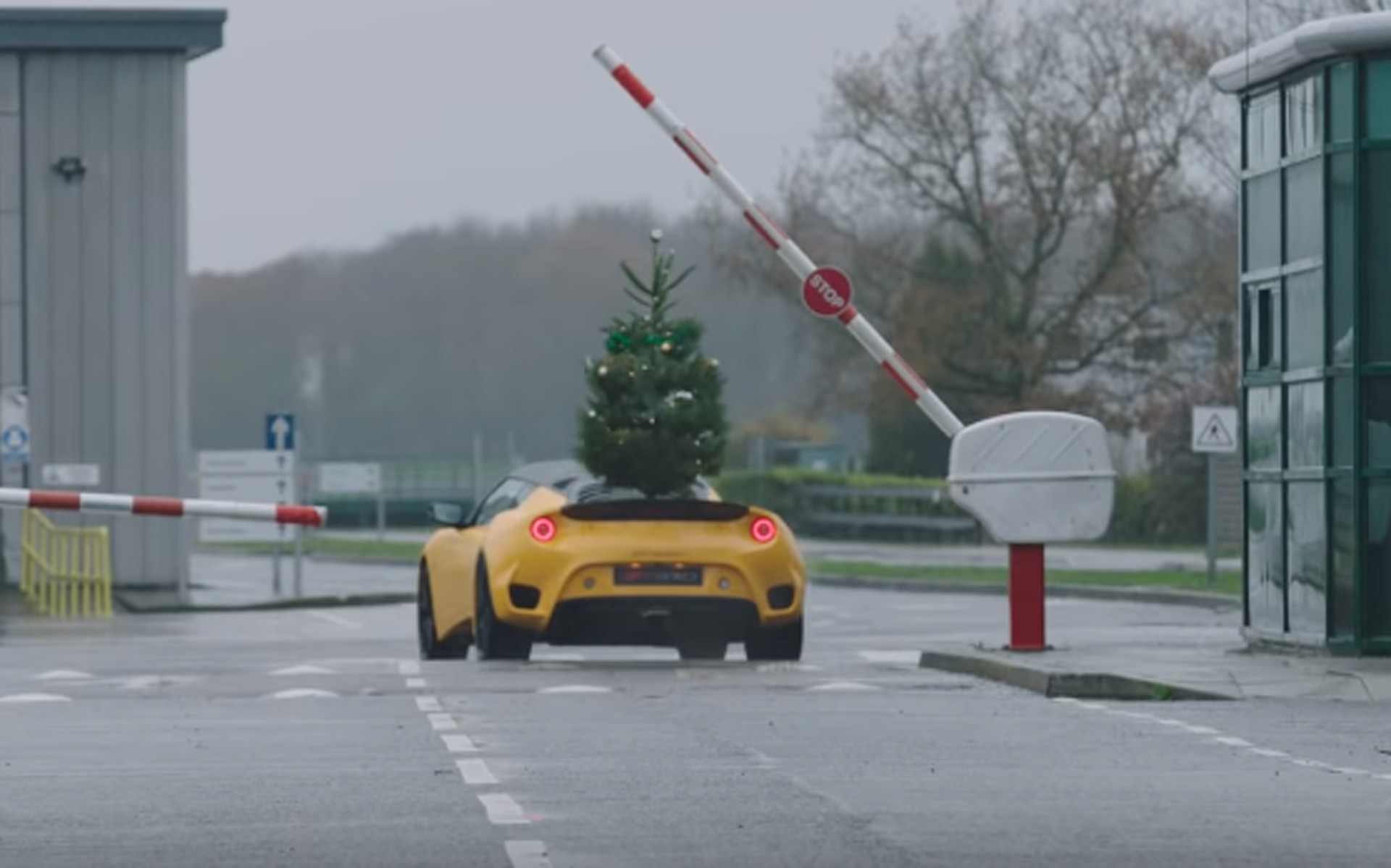 Μια Evora GT410 σάς εύχεται Καλά Χριστούγεννα (vid)