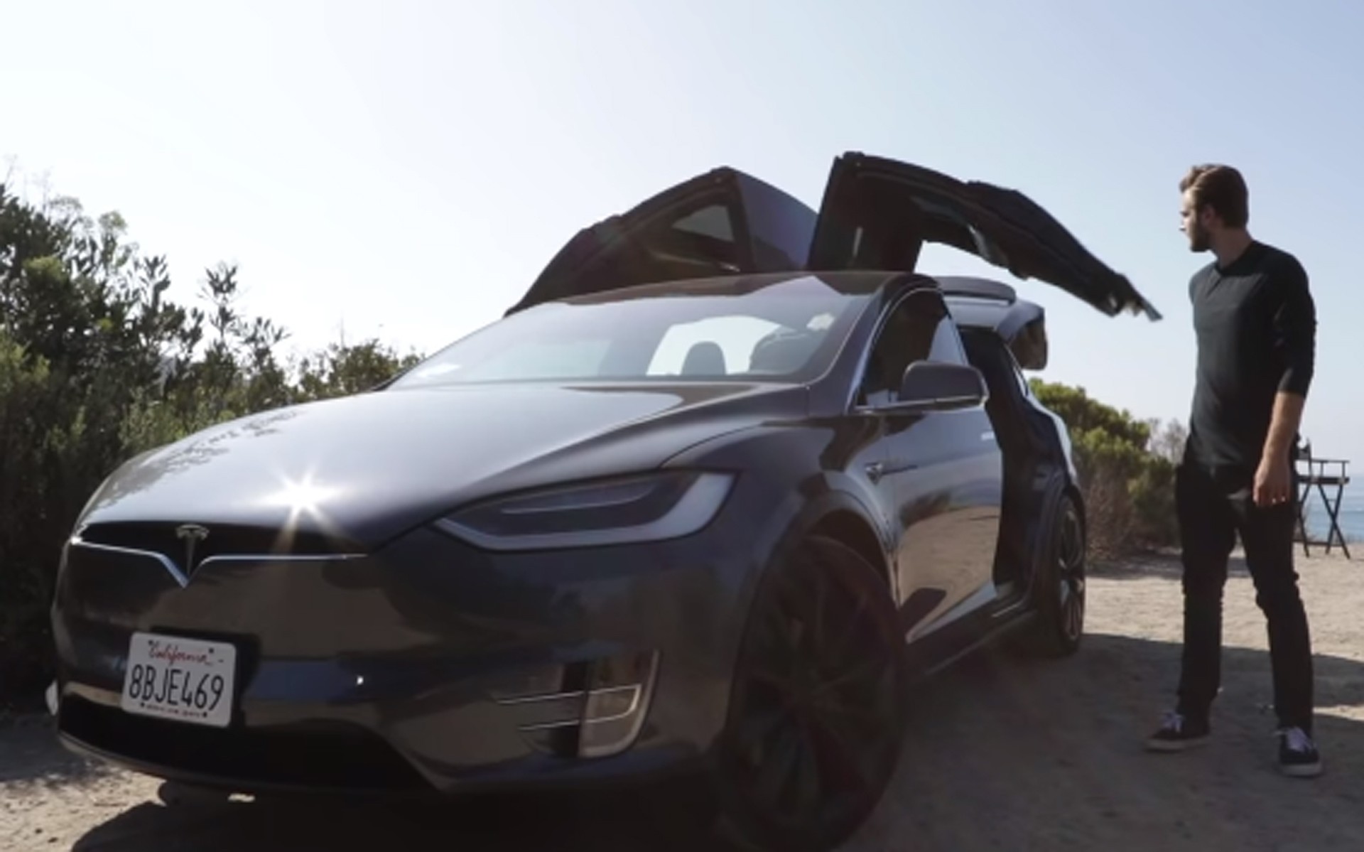 Αυτό το Tesla Model X είναι το ΣΠΙΤΙ του! (video)