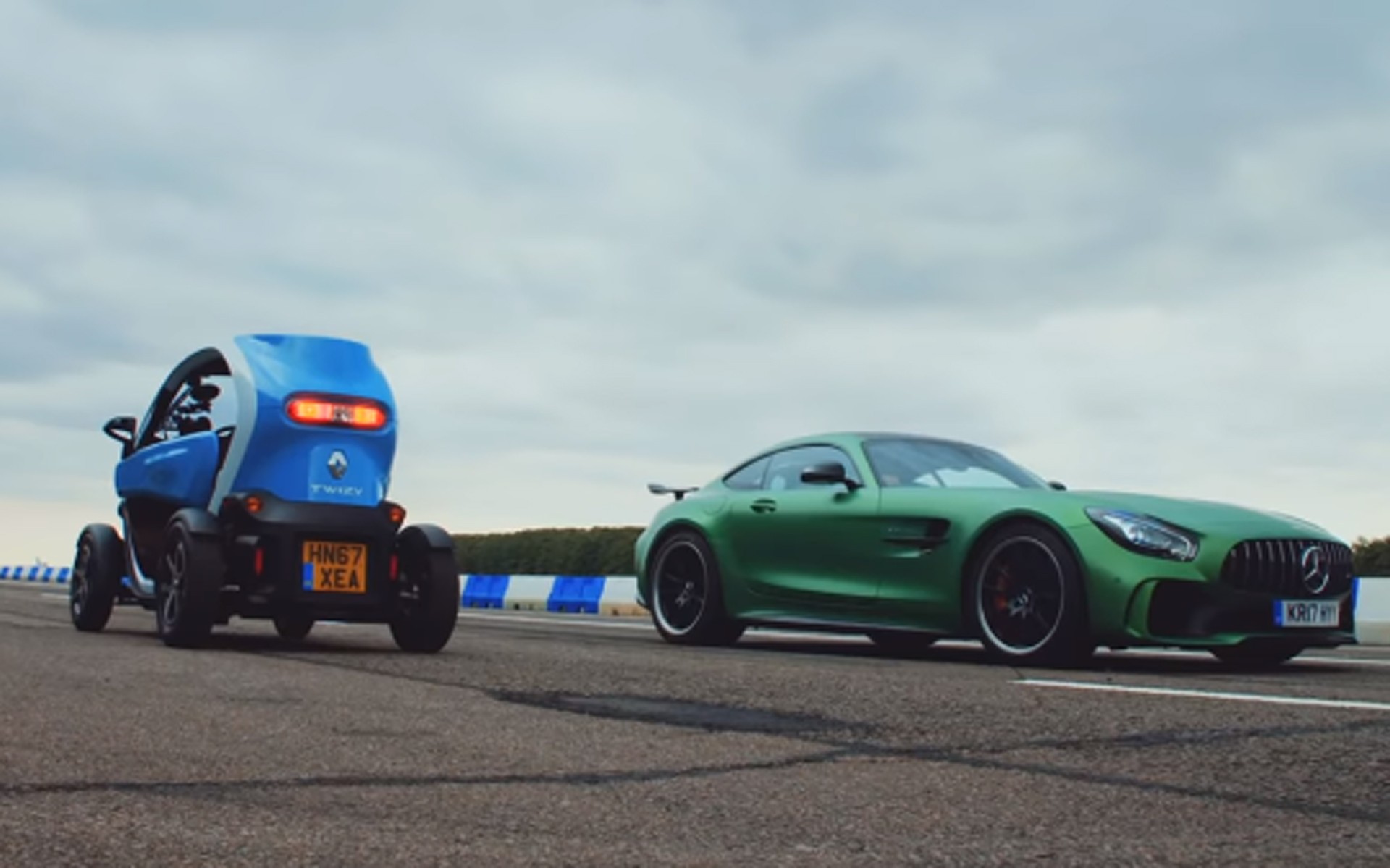 Κόντρα Mercedes-AMG GT R με Renault Twizy (video)