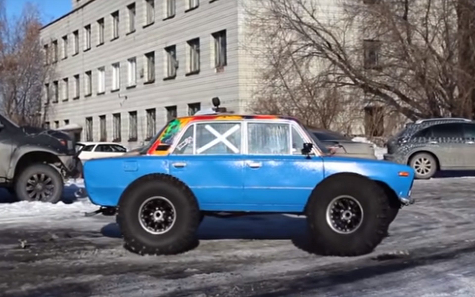 Έβαλε 38 ιντσών τροχούς σε Lada! (video)