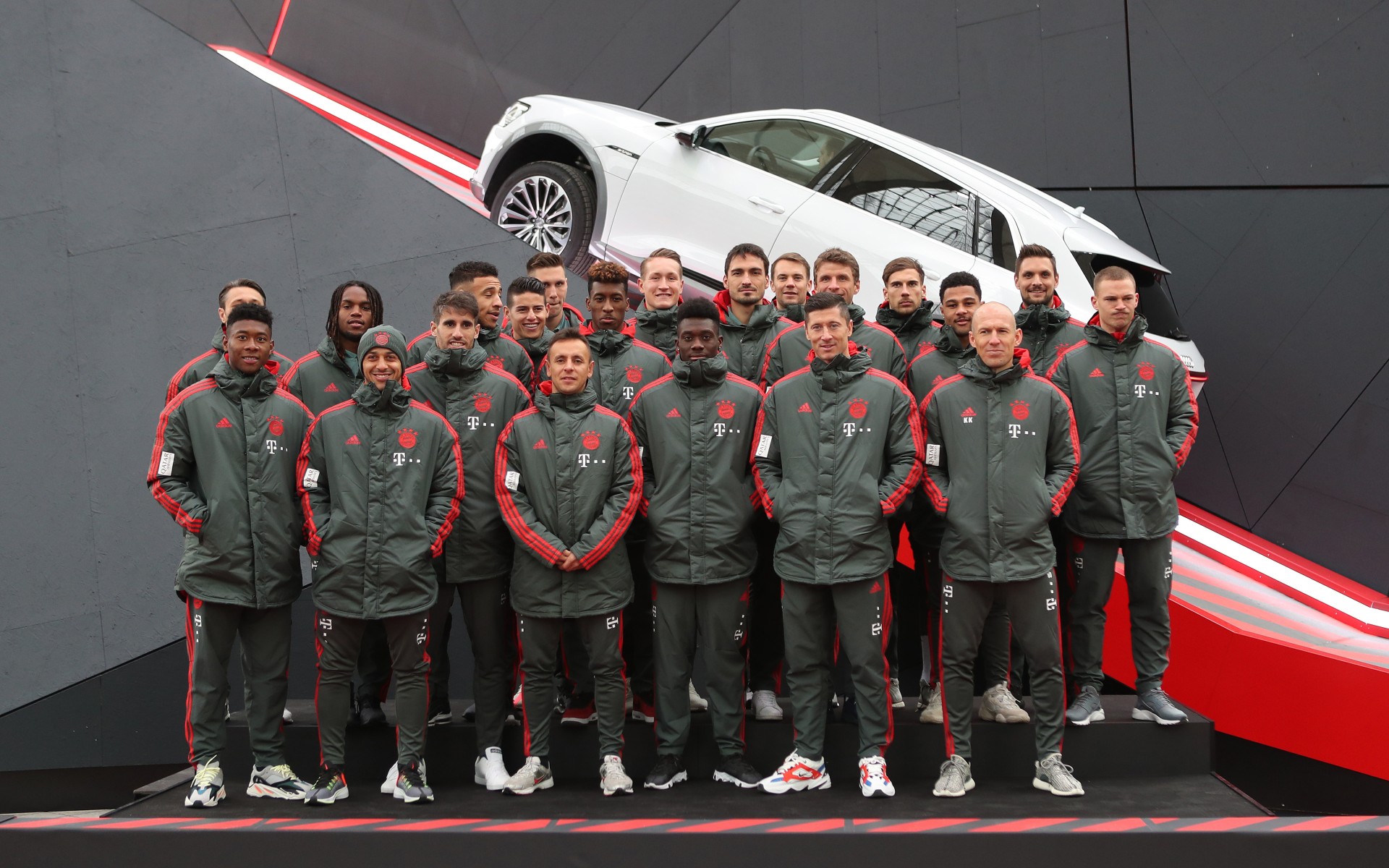 Στο τιμόνι του Audi e-tron οι ποδοσφαιριστές της Μπάγερν Μονάχου (vid)