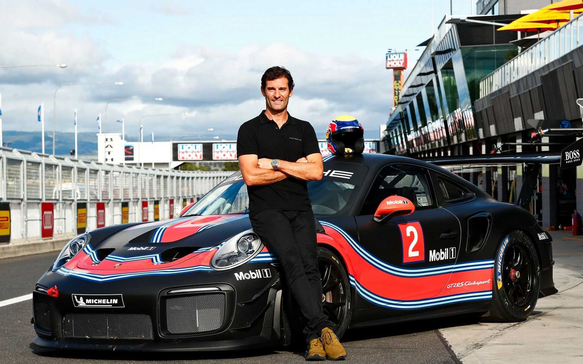 Αυτός ξέρει πώς να οδηγεί μια αγωνιστική Porsche 911 GT2 RS (vid)