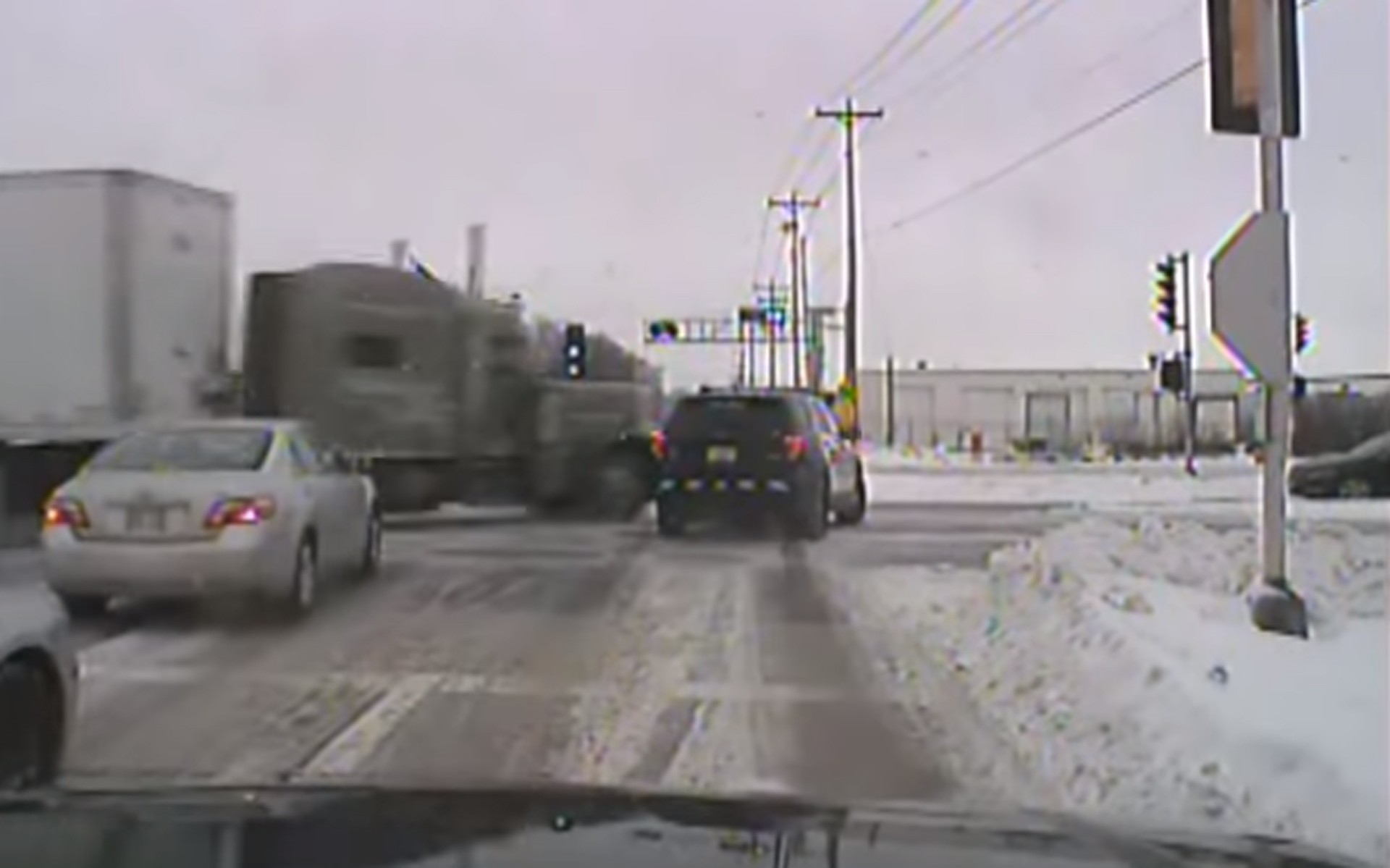 Περιπολικό παρασύρθηκε από νταλίκα (video)