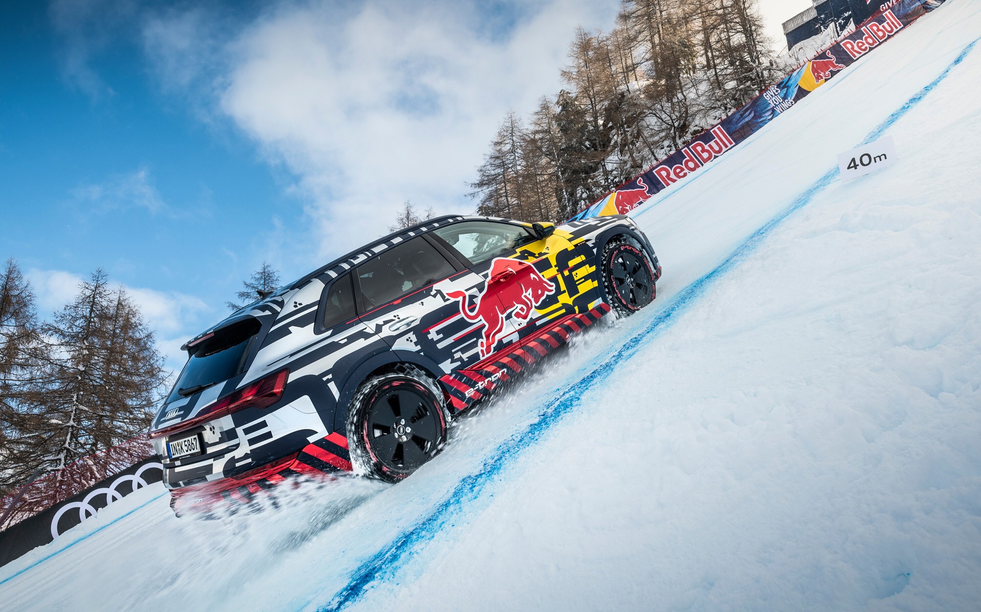 Το Audi e-tron ανεβαίνει χιονισμένη ανηφόρα με 85% κλίση (video)