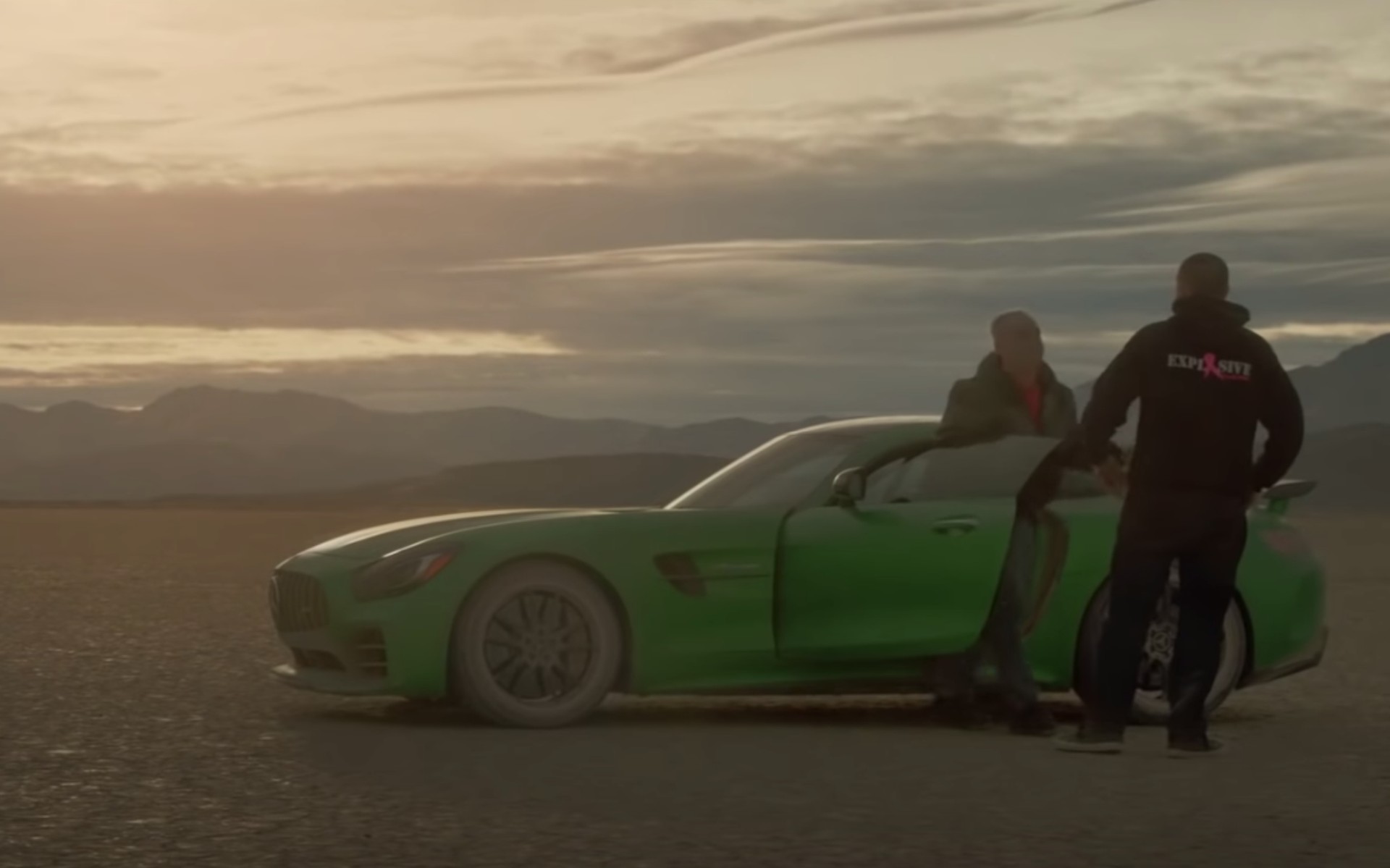 Τυφλός ξεπερνάει τα 200 km/h με Mercedes-AMG GT R (video)
