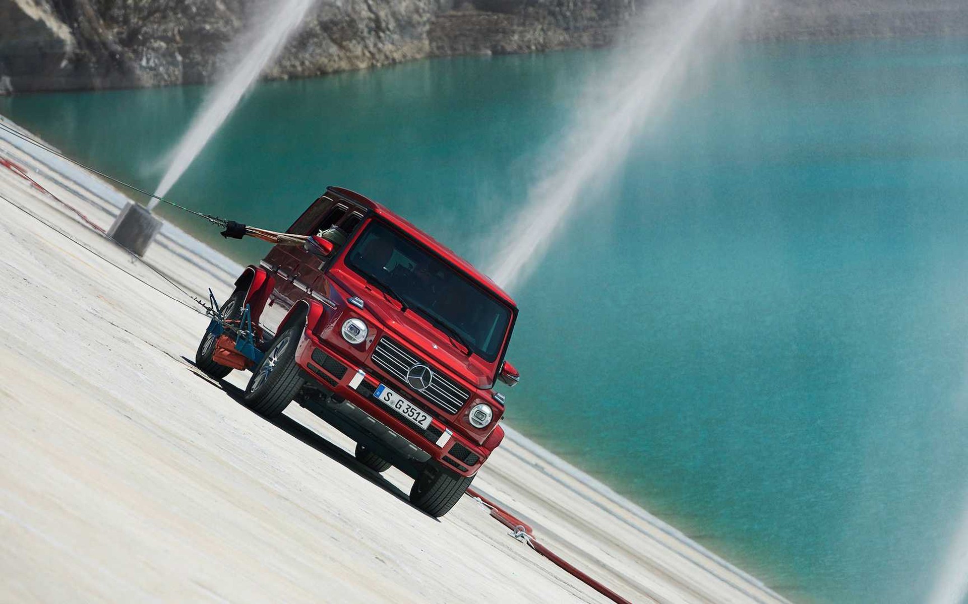 Μια G-Class δοκιμάζει τις δυνατότητές της (video)