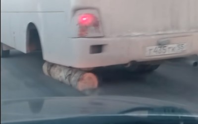 Κορμός δέντρου αντί για… ελαστικό! (video)