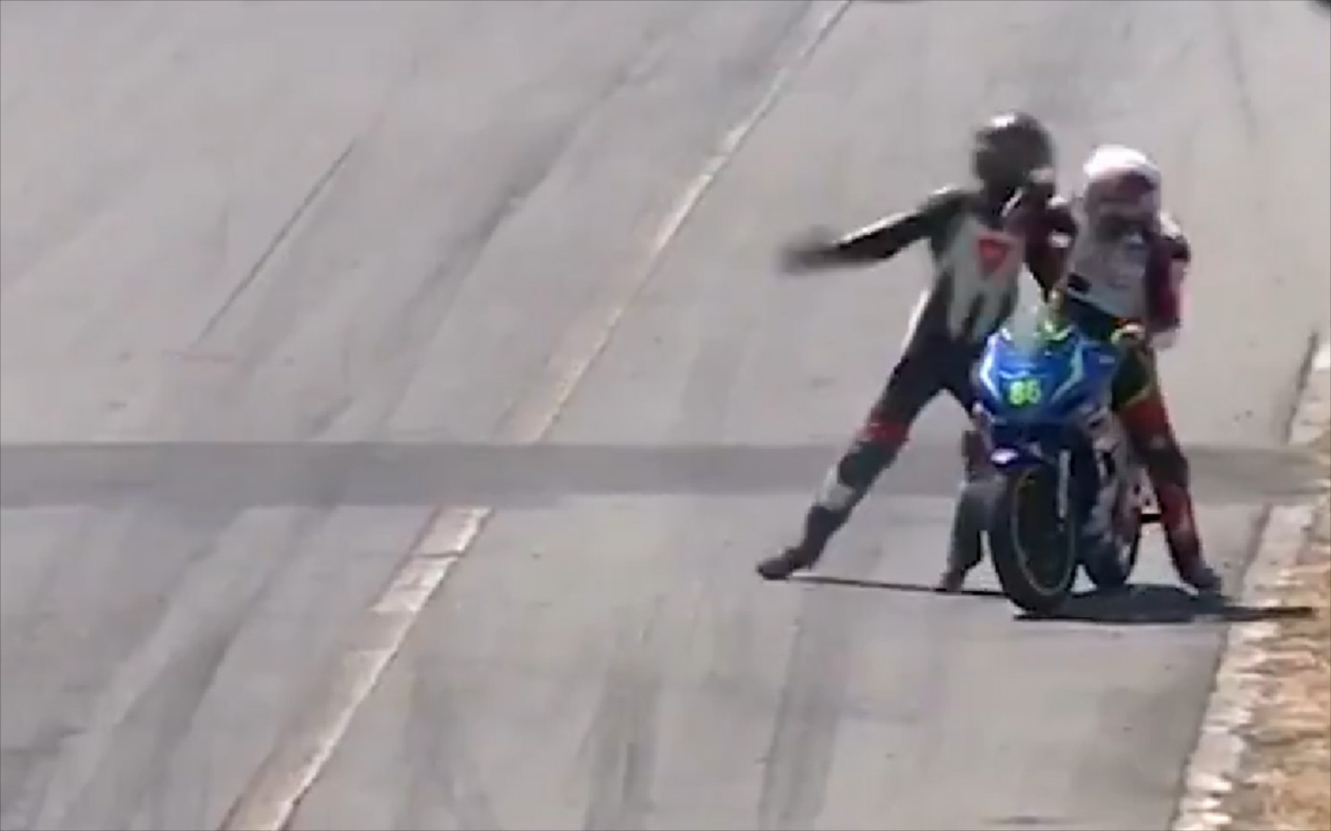 Μπουνιές μεταξύ αναβατών κατά τη διάρκεια αγώνα (vid)