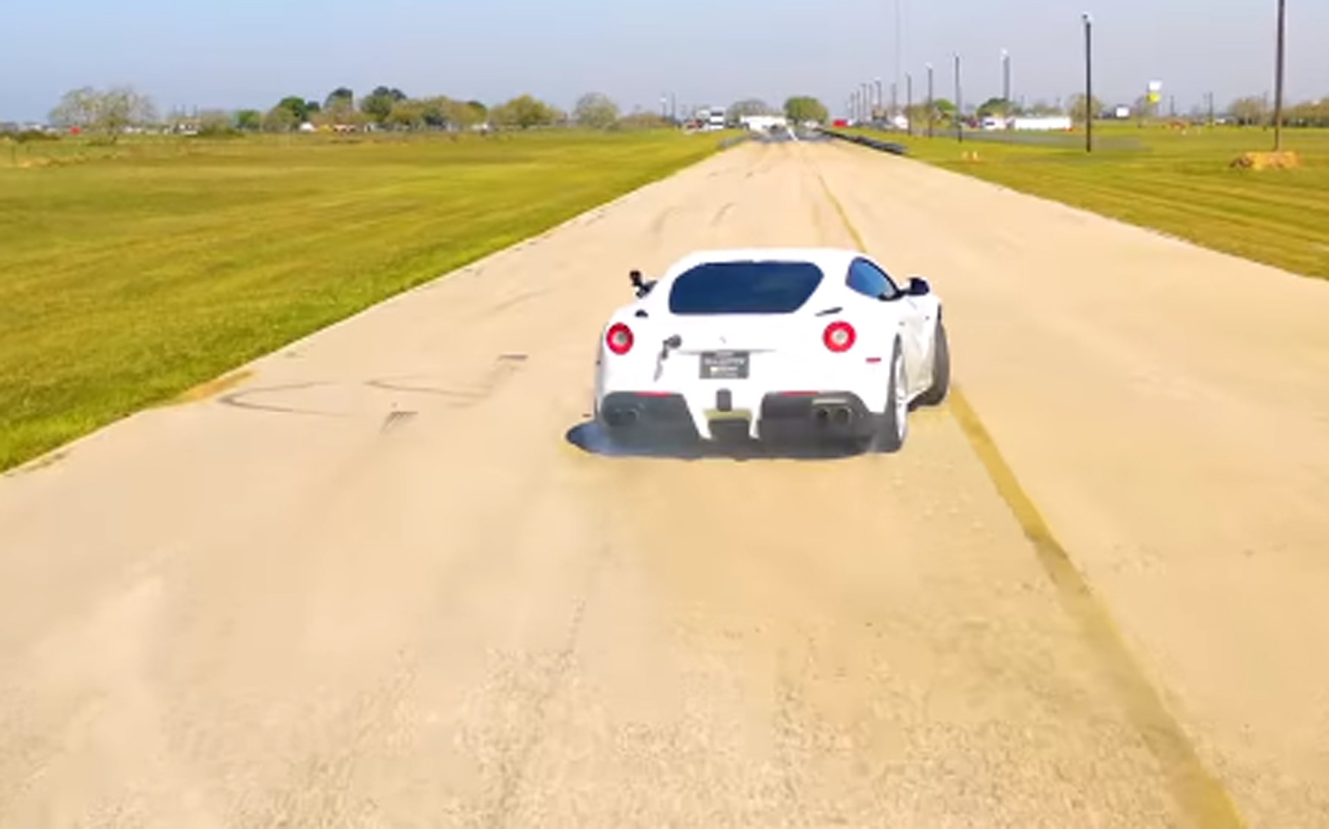 Ξεκίνα τη μέρα σου με αυτή τη Ferrari F12 στην πίστα (video)