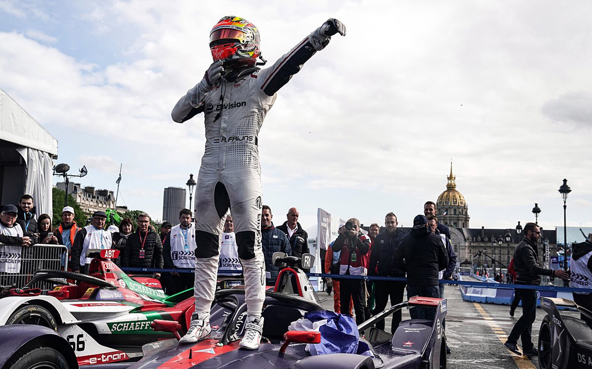 Formula E: «Χόρεψε» στη βροχή του Παρισιού ο Frijns (vid)