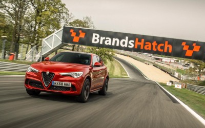 Με τέρμα το γκάζι: Ρεκόρ σε τρεις πίστες από την Alfa Romeo Stelvio Quadrifoglio (vid)