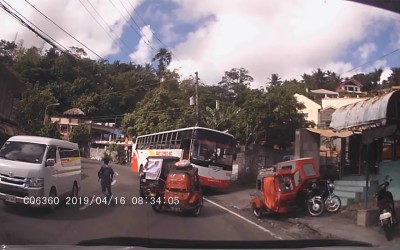 Λεωφορείο εκτός ελέγχου σκορπά τον τρόμο στις Φιλιππίνες (video)