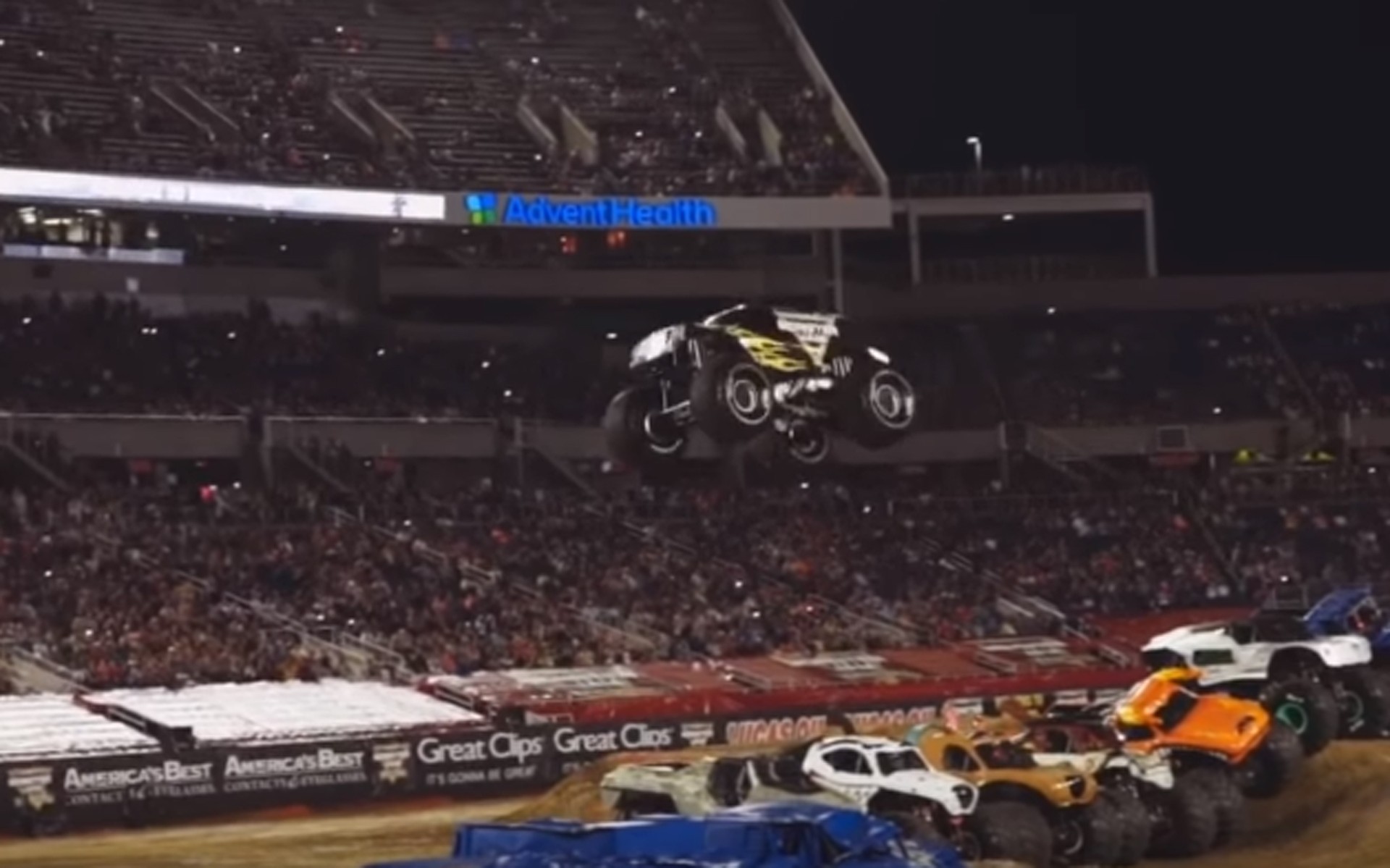 Παγκόσμιο ρεκόρ άλματος με Monster Truck (video)