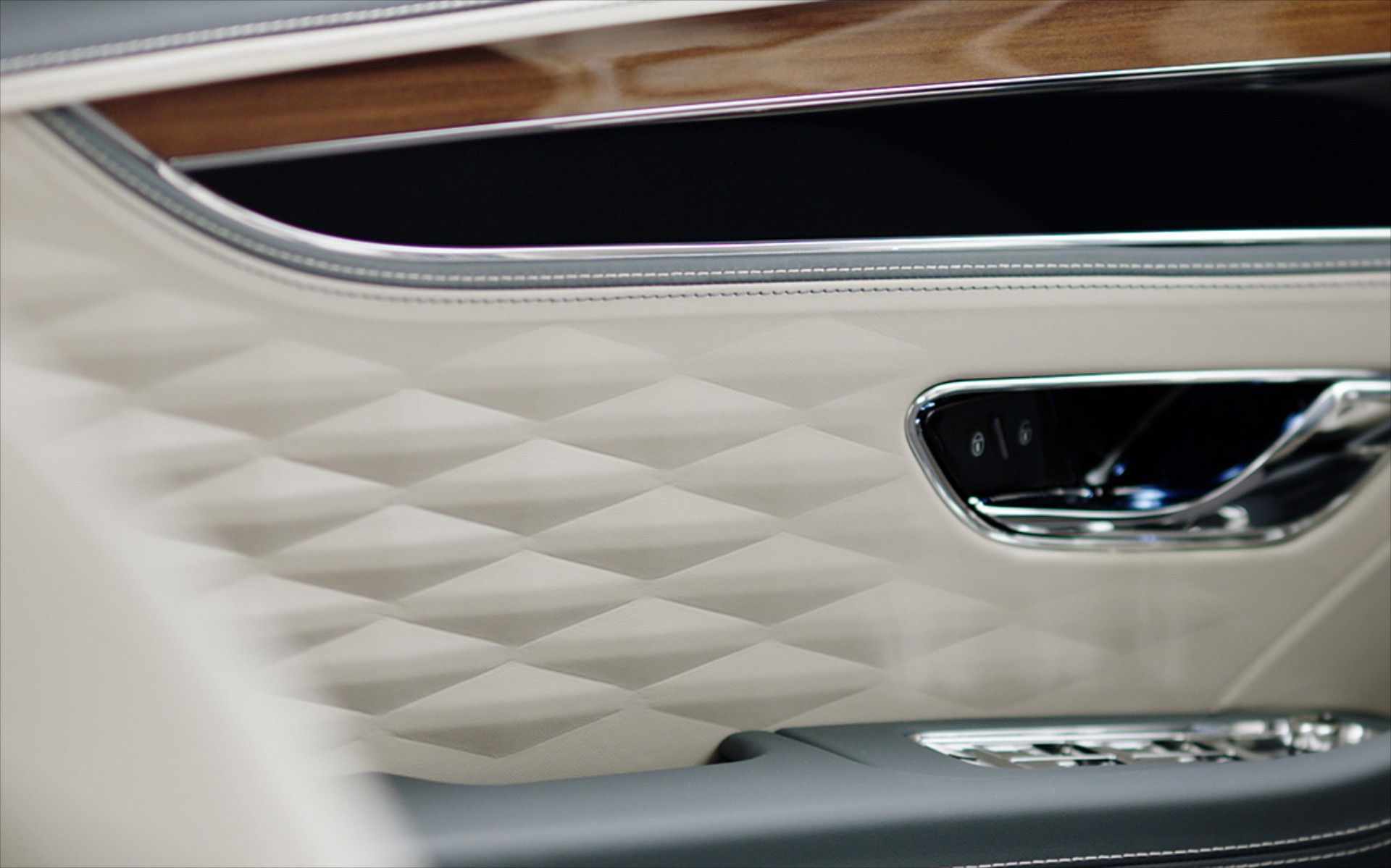 Νέα Bentley Flying Spur: Η επιτομή της πολυτέλειας (video)